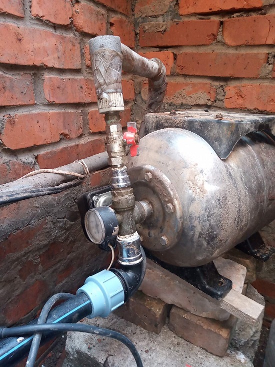 расширительный бак в приямке