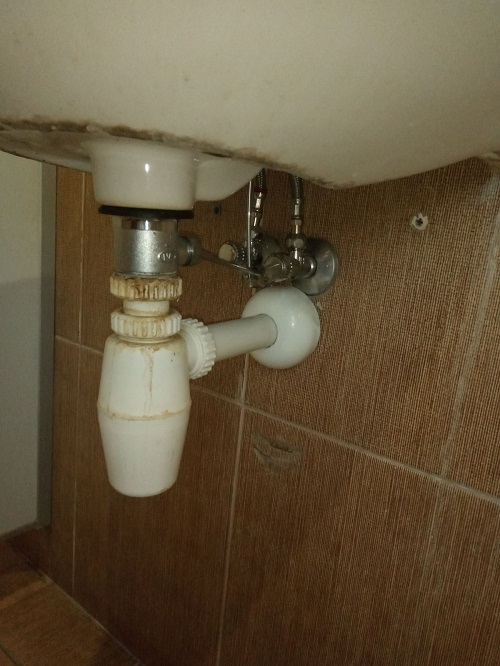 Сифон умывальника и подвод воды под умывальником