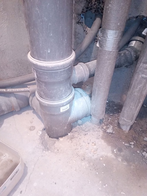 Стояк канализации из пластиковой трубы диаметром 110мм.