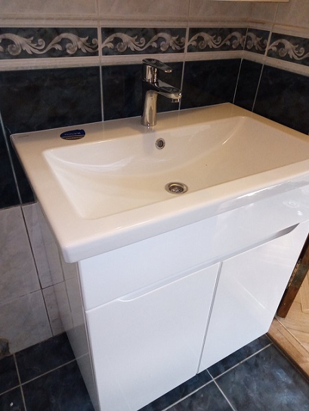 Умивальник на тумбі