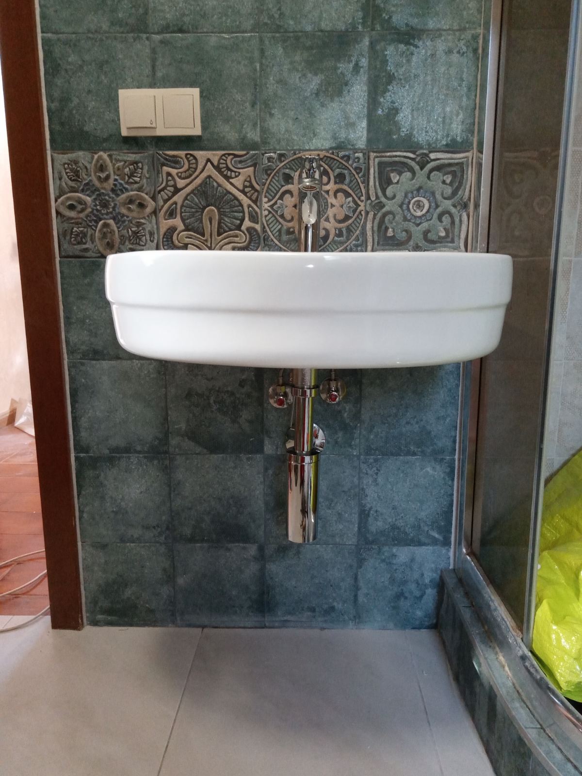 Умывальник навесной с открытым сифоном и подводкой воды