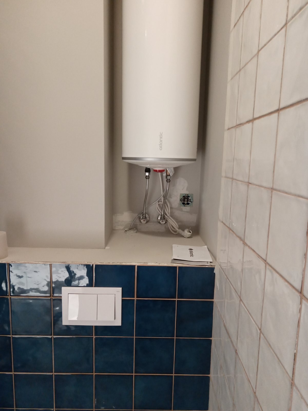 узкий водонагреватель в нише