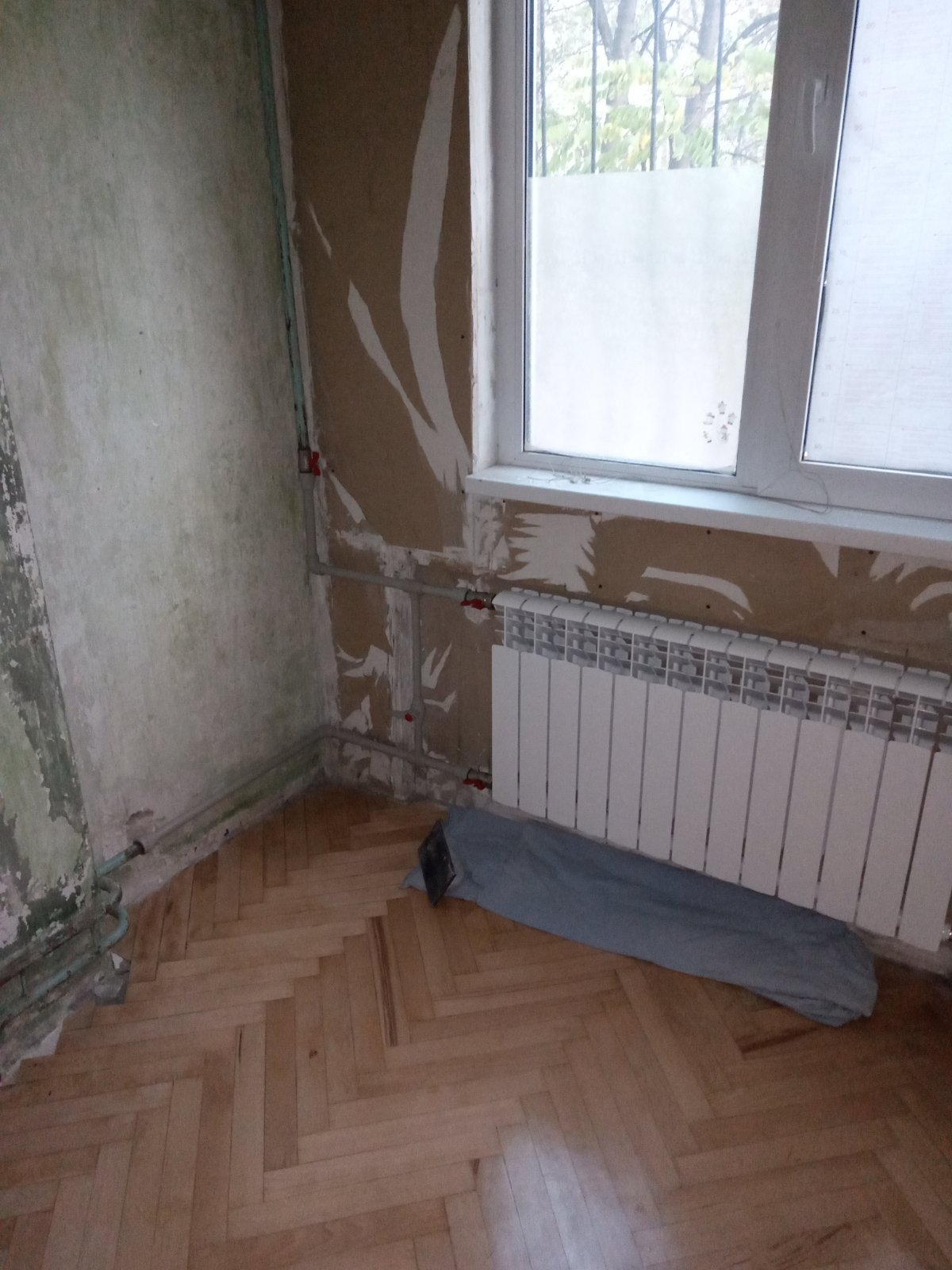 алюминиевый радиатор на стене