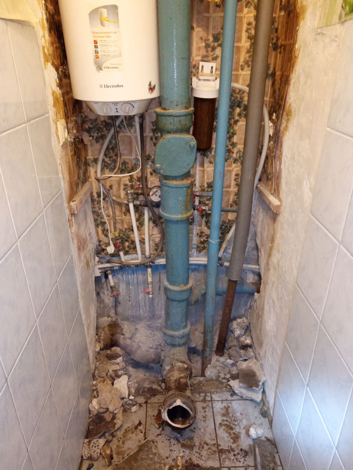 Старый стояк канализации из чугуна диаметром 100мм.